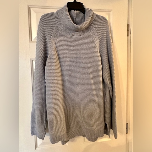 Soft and cozy grey turtleneck - Picture 1 of 5
